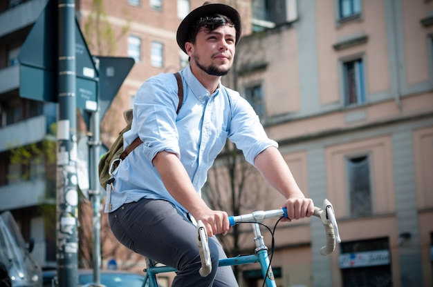 Hipster junger Mann auf Fahrrad