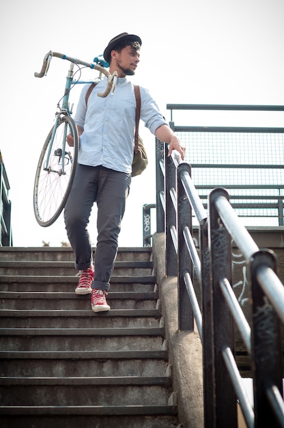 Hipster junger Mann auf Fahrrad