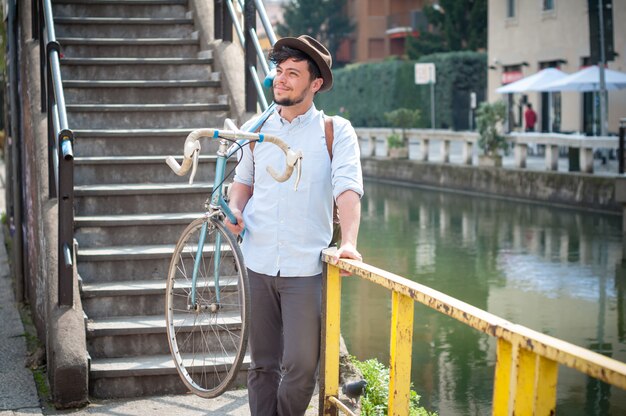 Hipster junger Mann auf Fahrrad