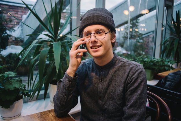 Hipster junger Mann in einem Café