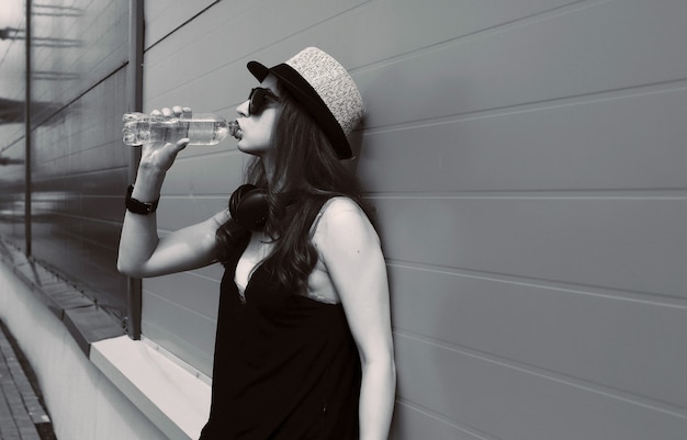 Hipster linda chica con sombrero ligero y gafas de sol en un día de verano