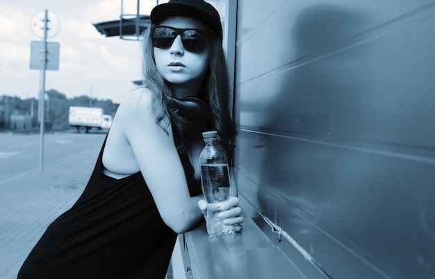 Hipster linda chica con sombrero ligero y gafas de sol en un día de verano