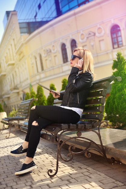 Hipster-Mädchen mit Tablet