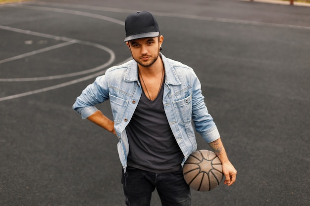 Hipster Mann mit Ball