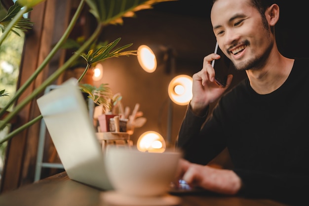 Hipster-Mann oder Geschäftsmann, der mit digitaler Kommunikation Videokonferenz-Online-Meeting zu Hause arbeitet, Geschäftsleute oder Studenten arbeiten mit Laptop-Computern, Technologie für moderne Arbeit im Home Office