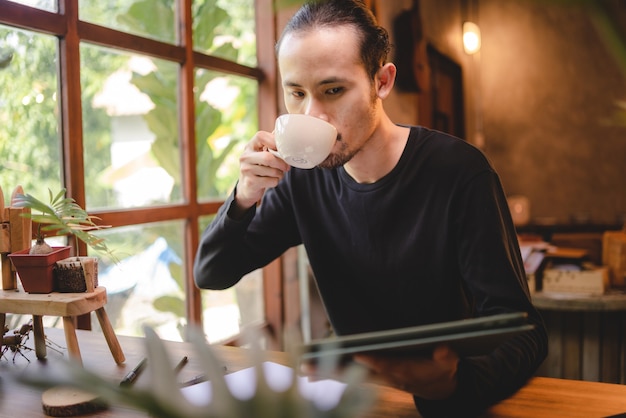 Hipster-Mann oder Geschäftsmann, der mit digitaler Kommunikation Videokonferenz-Online-Meeting zu Hause arbeitet, Geschäftsleute oder Studenten arbeiten mit Laptop-Computern, Technologie für moderne Arbeit im Home Office