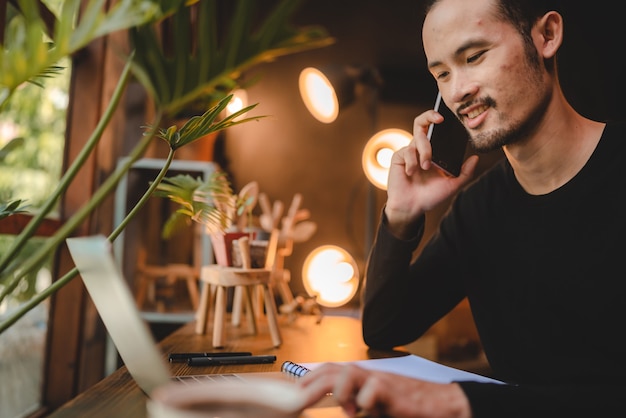 Hipster-Mann oder Geschäftsmann, der mit digitaler Kommunikations-Videokonferenz-Online-Meeting zu Hause arbeitet, Geschäftsleute oder Studenten arbeiten mit Laptop-Computern, Technologie für moderne Arbeit im Home Office