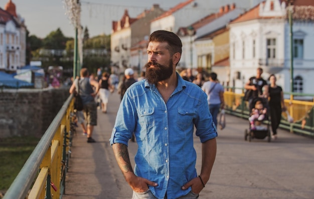 Hipster masculino retrato da cidade ao ar livre andando nas ruas da cidade