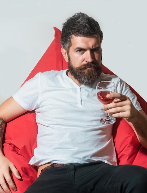 Hipster mit einem Glas Wein, ein Mann mit Alkohol.