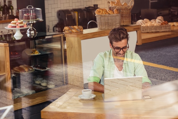 Foto hipster mit einem laptop