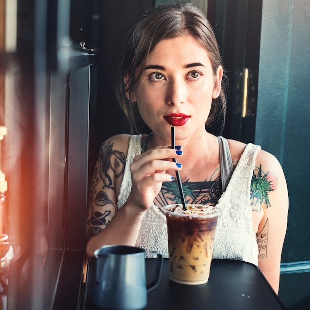 Hipster mujer bebiendo el concepto de café helado