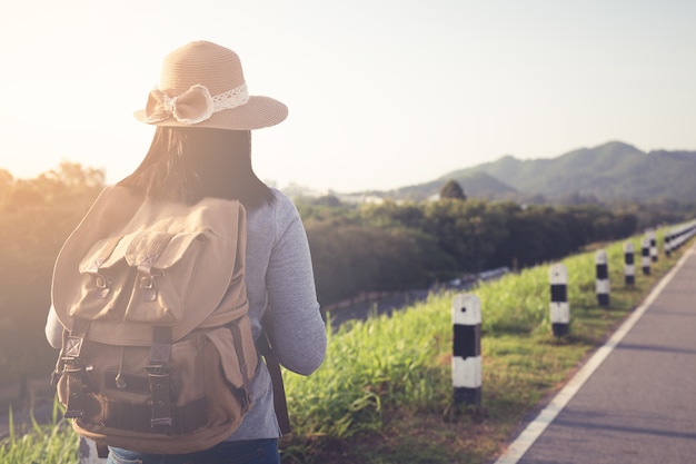 Hipster mujer joven con mochila disfrutando