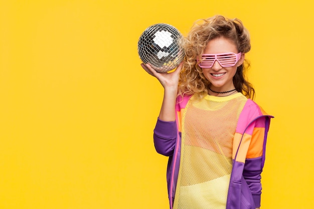 Foto hipster na moda com bola de discoteca