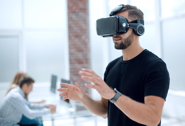 Hipster no rosto confiante dirigindo carro em realidade virtual com gadget digital moderno