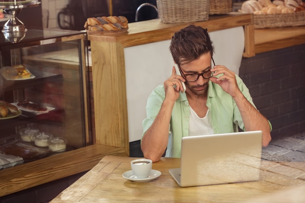 Hipster no telefone sozinho