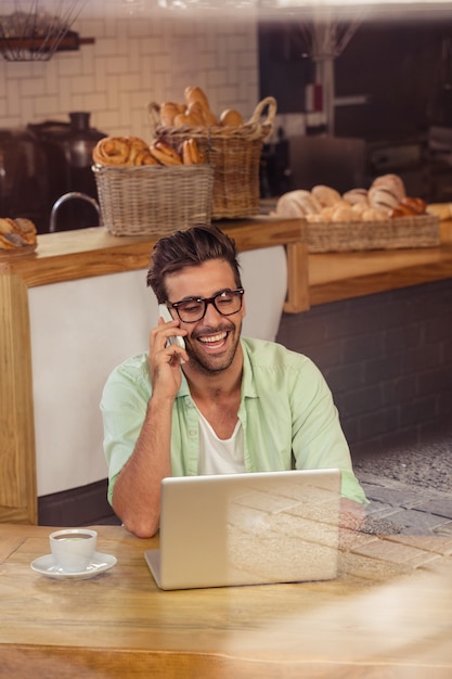 Hipster no telefone sozinho