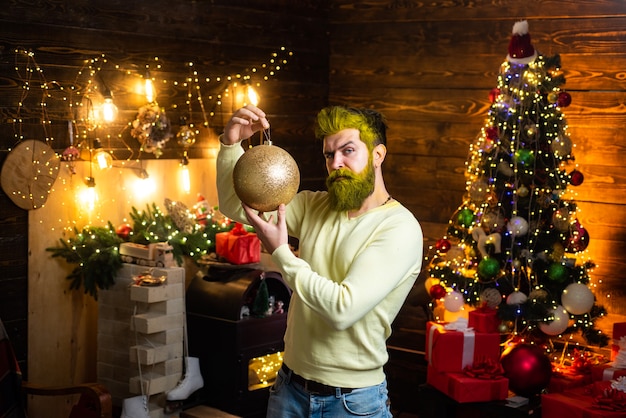 Hipster Papai Noel. Homem véspera de ano novo. Feliz Natal e Boas Festas. Retrato de um brutal