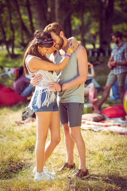 Hipster pareja sonriendo y abrazándose