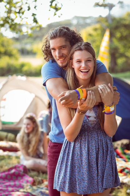 Hipster pareja sonriendo a la cámara