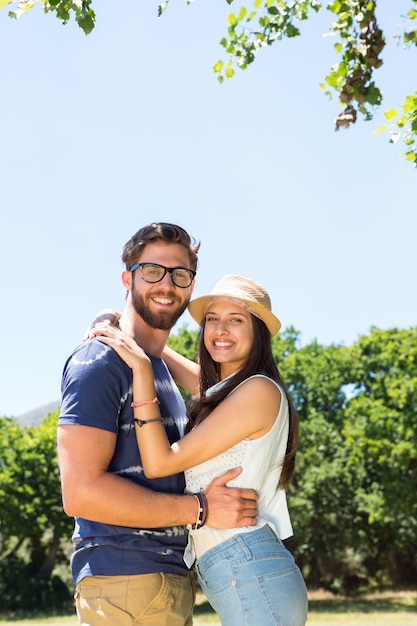 Hipster pareja sonriendo a la cámara