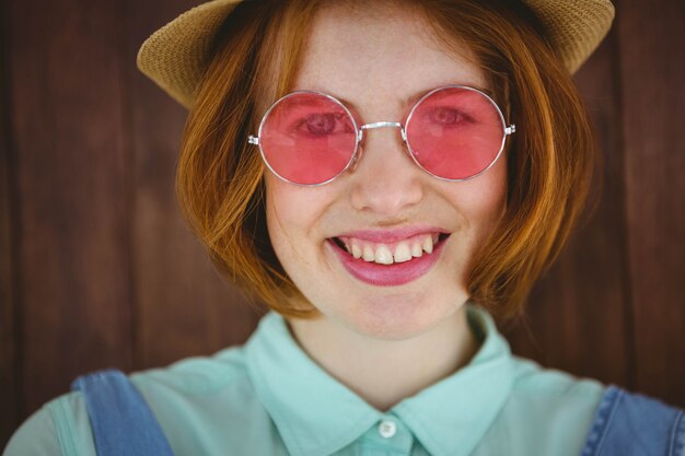 Hipster pelirrojo lindo sonriendo a la cámara