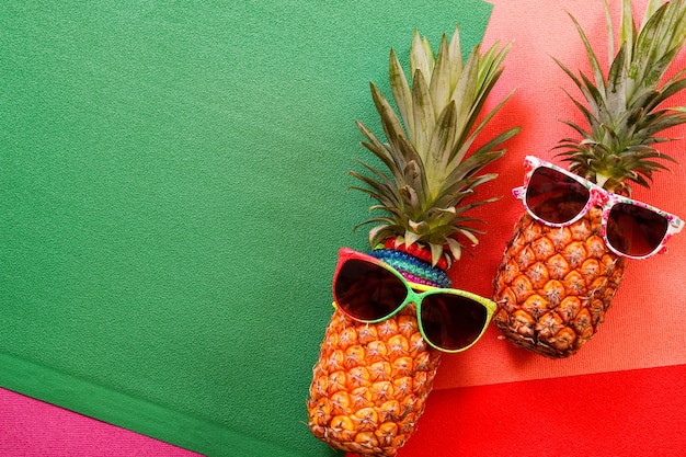 Hipster Piña accesorios de moda y frutas en colores de fondo