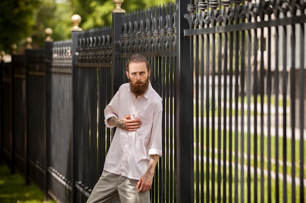 Hipster posando lá fora na cidade. Estilo e diversidade