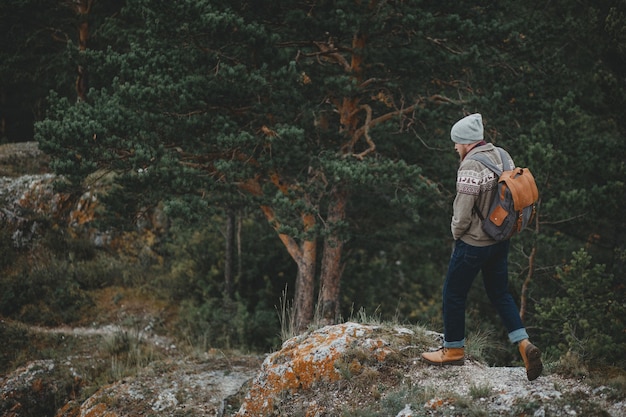 Hipster Reisender mit Vintage Rucksack in der Natur