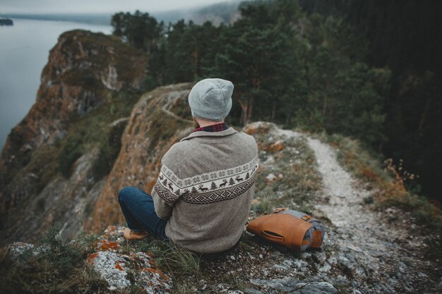 Hipster Reisender mit Vintage Rucksack in der Natur