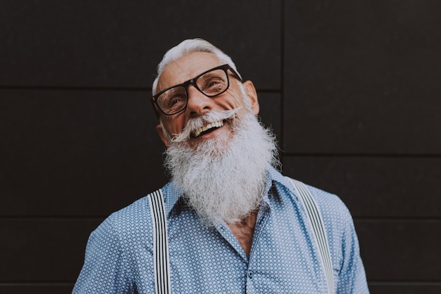 Hipster sênior com retratos de barba elegantes