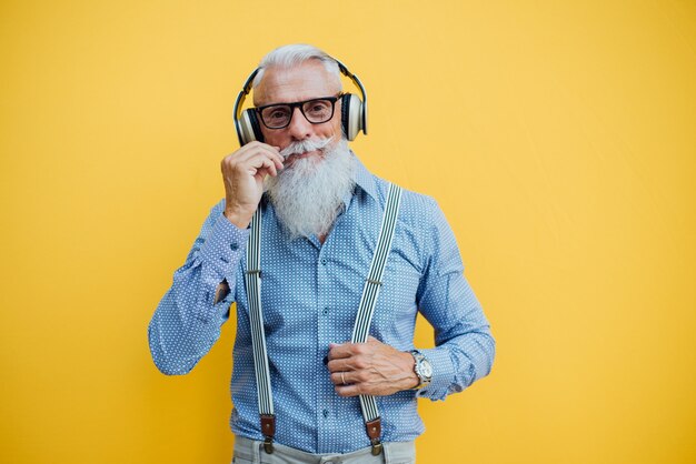 Foto hipster sênior com retratos de barba elegantes