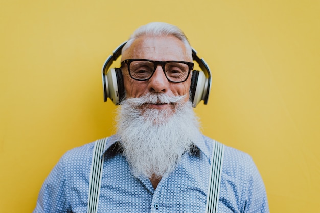 Hipster sênior com retratos de barba elegantes