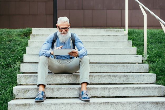 Hipster sênior com retratos de barba elegantes