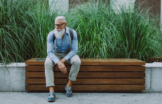 Hipster sênior com retratos de barba elegantes