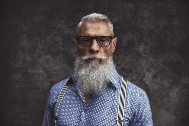 Hipster senior con elegantes retratos de barba