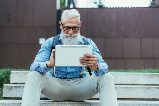 Hipster senior con elegantes retratos de barba