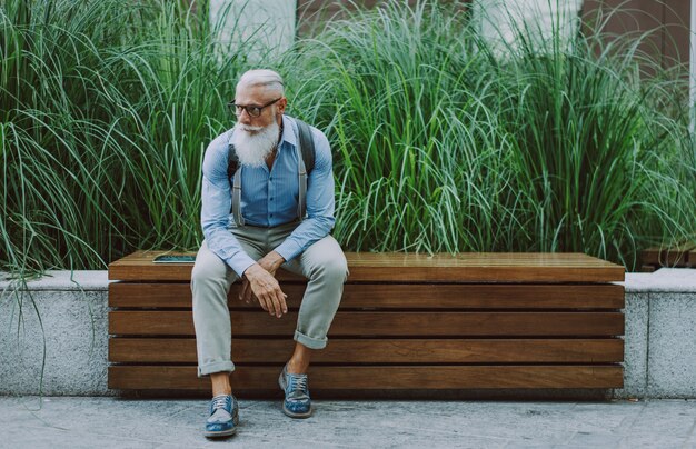 Hipster senior con elegantes retratos de barba