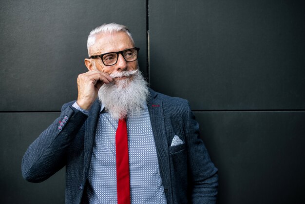 Hipster senior con elegantes retratos de barba