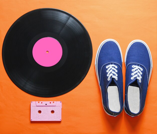 Hipster-Sneaker, Vinylplatte, Audio- und Videokassette