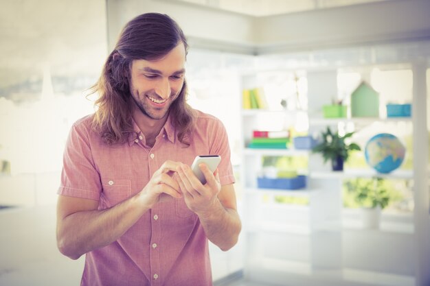 Hipster sorrindo enquanto olha celular