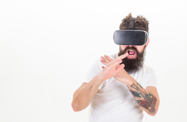 Hipster spielen virtuelles Sportspiel. Mann bärtiger Gamer VR-Brille weißer Hintergrund. Spielkonzept der virtuellen Realität. Cyber-Sport. Kerl mit kopfmontiertem Display interagiert mit virtueller Realität. Virtuelle Aktivität.