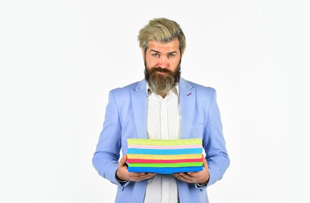 Hipster-stilvoller Kreativdirektor druckt Dokumente Mann trägt viele bunte Handzettel Präsentationskonzept Marketing und Werbung Druck- und Verlagsservice Drucken auf buntem Papier