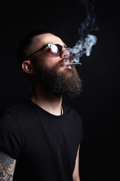 Hipster tätowierter Junge mit Zigarette