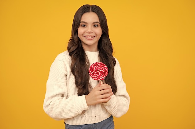 Hipster Teenager Kind Mädchen lecken Lutscher Zucker Ernährung Süßigkeiten und Süßigkeiten Kind essen Lutscher Eis am Stiel Glückliches Gesicht positive und lächelnde Emotionen von Teenager-Mädchen