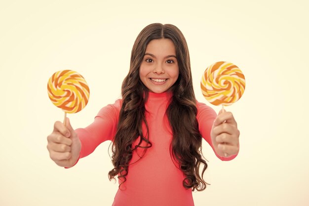 Hipster Teenager Kind Mädchen lecken Lutscher Zucker Ernährung Süßigkeiten und Süßigkeiten Kind essen Lutscher Eis am Stiel Glückliches Mädchen Gesicht positive und lächelnde Emotionen