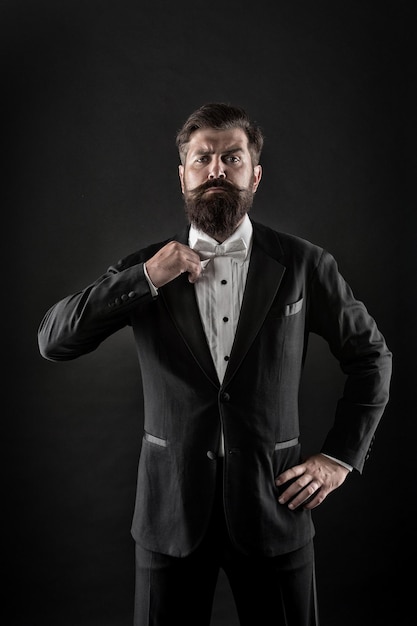 Hipster terno formal smoking Diferença entre vintage e clássico Código de vestimenta oficial do evento Estilo clássico Roupa masculina clássica Homem barbudo com gravata borboleta Bem vestido e escrupulosamente arrumado