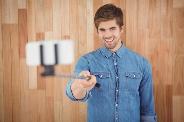 Hipster tomando selfie no escritório