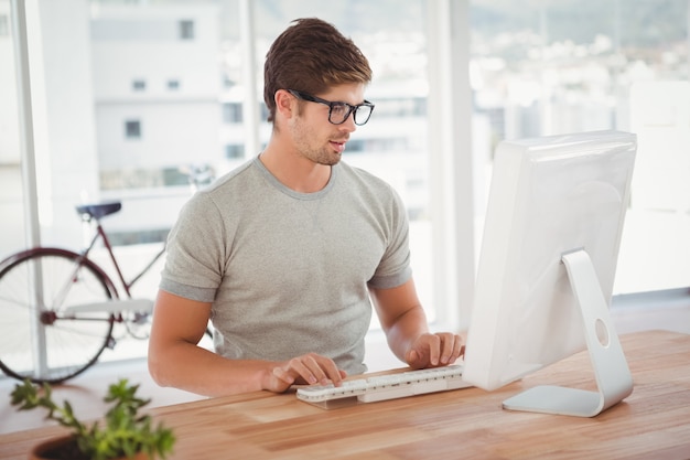 Hipster trabajando en la computadora en el escritorio