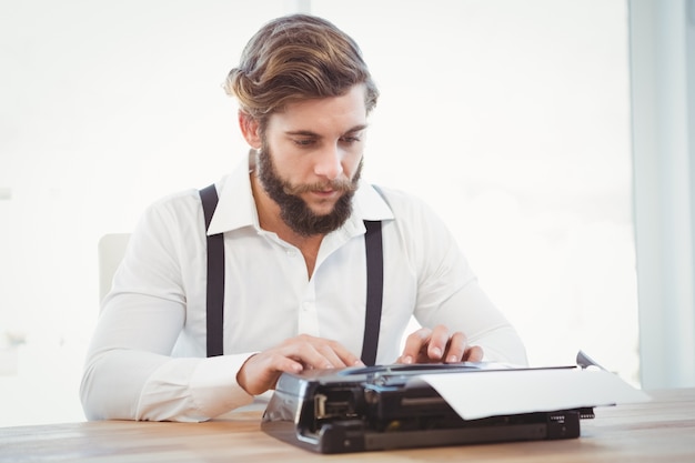 Hipster trabajando en máquina de escribir