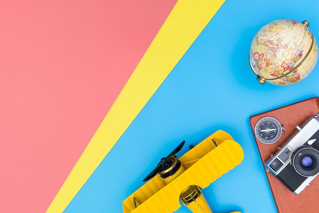 Foto hipster travel blogger escritor acessórios flatlay em azul amarelo e rosa